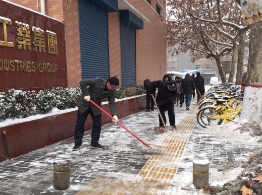 雪一直下，，我们一直在：安博电竞集团除雪掠影